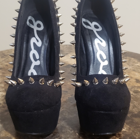 Studdes Pumps - Picture 2 of 4